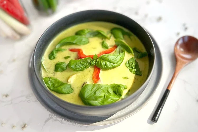 Curry vert de poulet avec pâte de curry vert maison