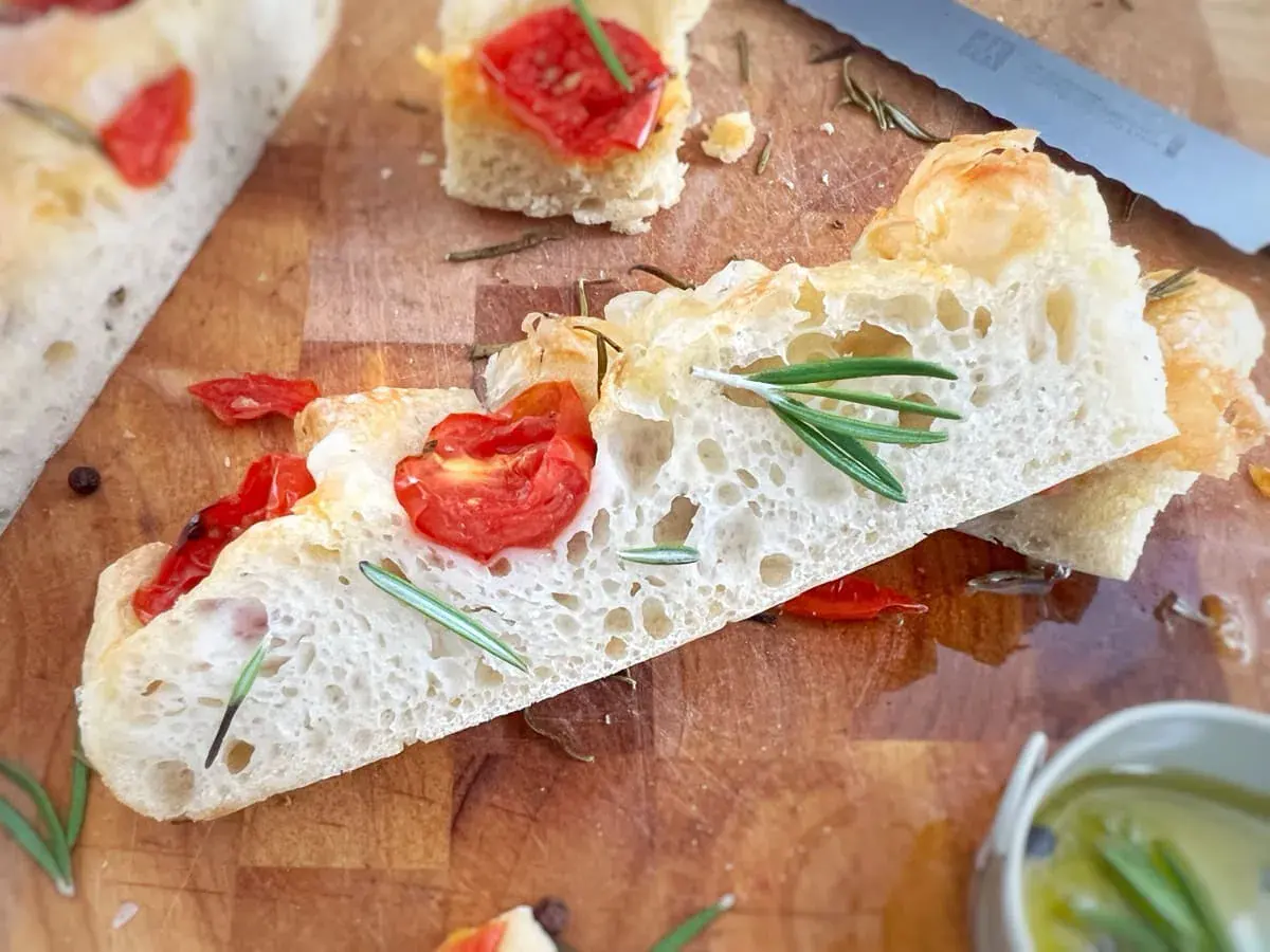 une focaccia tomates sans pétrissage