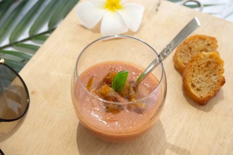 un gaspacho pastèque tout en légèreté, parfait pour un guide légumes et légumineuses