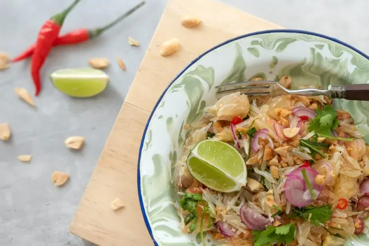 une salade thaïe de pomelo très rafraichissante