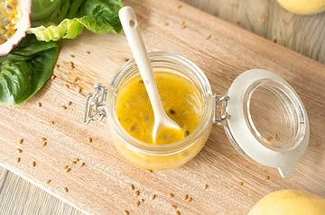 vinaigrette fruits de la passion : parmi les sauces maison, une vinaigrette bien acidulée
