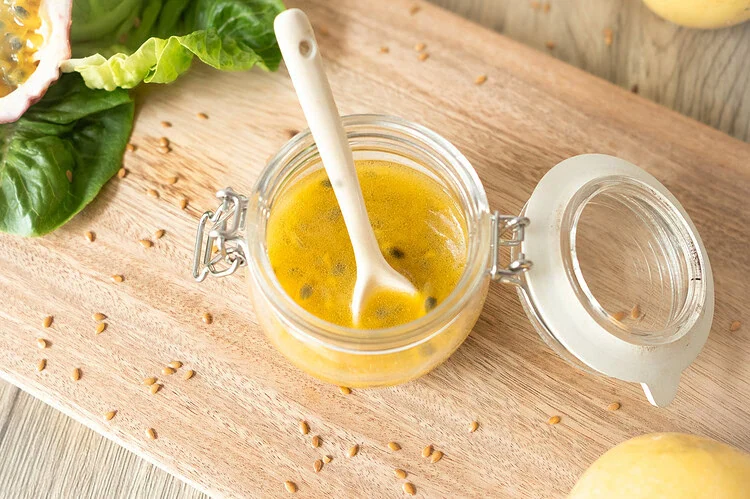 vinaigrette fruits de la passion : parmi les sauces maison, une vinaigrette bien acidulée