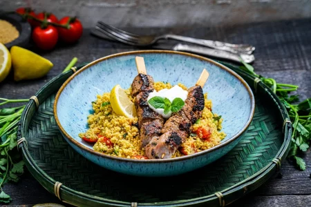 Lamm-Satay-Spieße auf Couscous