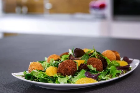 Mozzarella-in-Couscouspanade-Salat