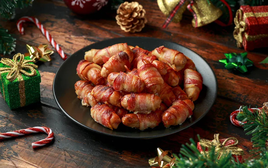 Christmas,Pigs,In,Blankets,,Sausages,Wrapped,In,Bacon,With,Decoration,
