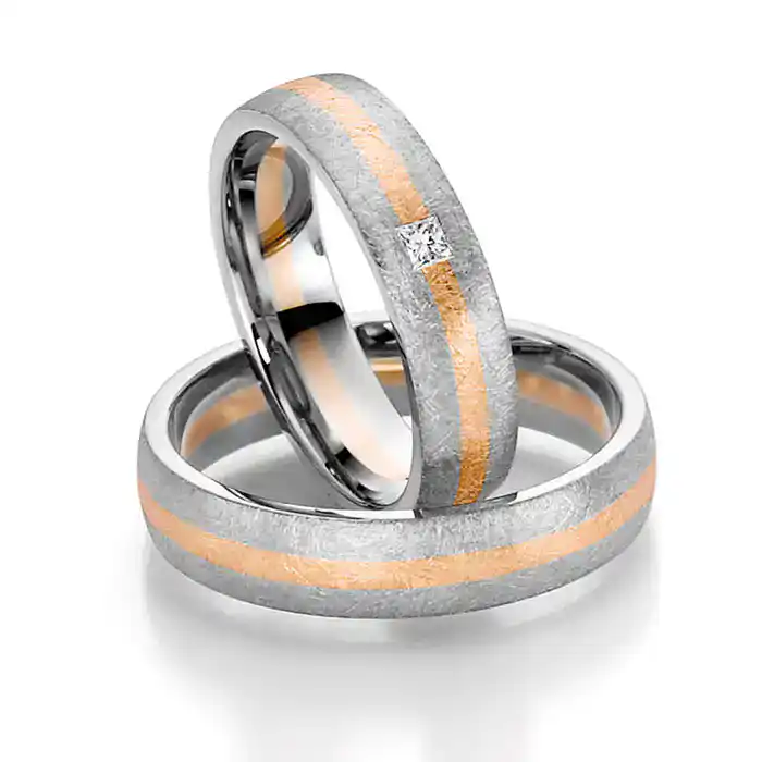 Goldener Verlobungsringing mit einem einzelnen, runden Diamanten, der in einer sechseckigen Fassung sitzt.