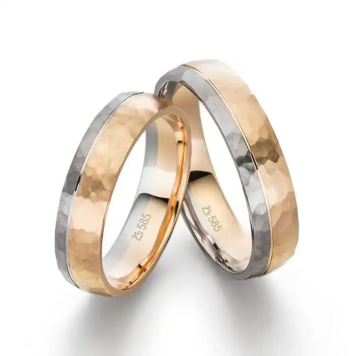 Verlobungsringe - Ein goldener Ring mit einem einzelnen Diamanten auf der Vorderseite.