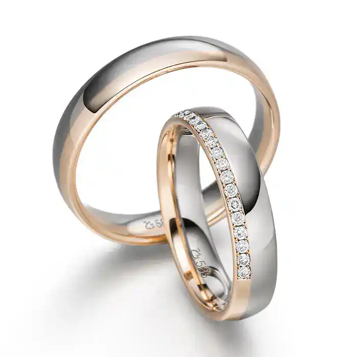 Goldring mit einem einzelnen Diamanten in der Mitte, der in einer schlichten Fassung sitzt.