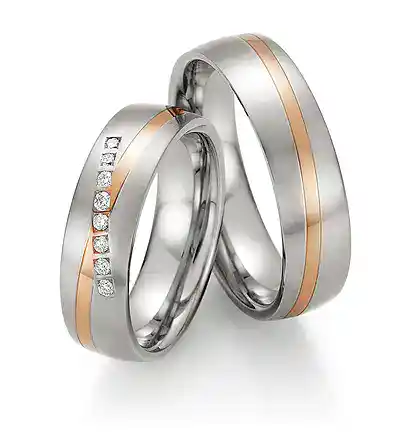 Weißgold Ring mit einem zentralen, runden Diamanten, der in einer geschwungenen Fassung gehalten wird.