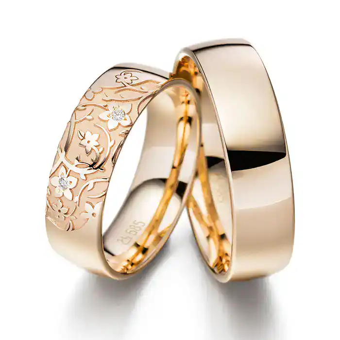 Goldener Ring mit einem einzelnen Diamanten, der in einer schlichten, modernen Form gestaltet ist, aber mit einer dickeren Ringschiene.