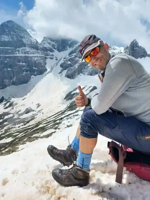 Goldn Roof Hiking Gigi