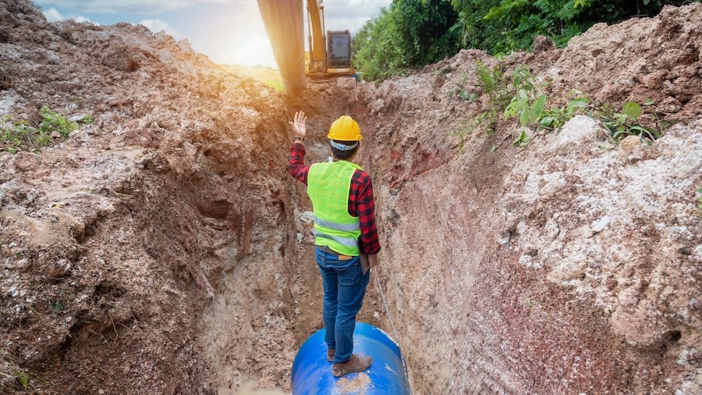 Construction worker guiding crane to dig | What Can GPR Detect? | US Radar