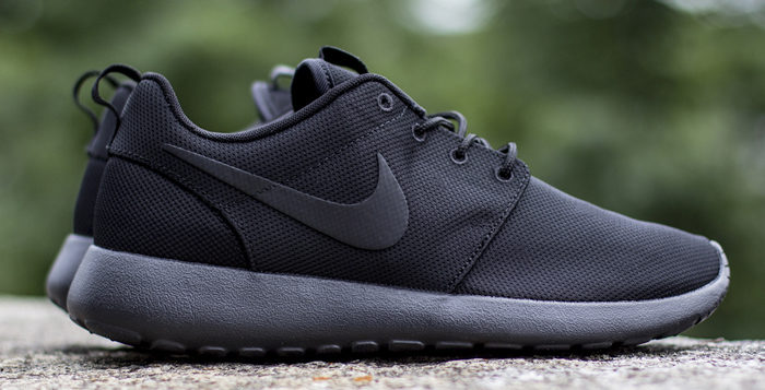 black nike roshe 1