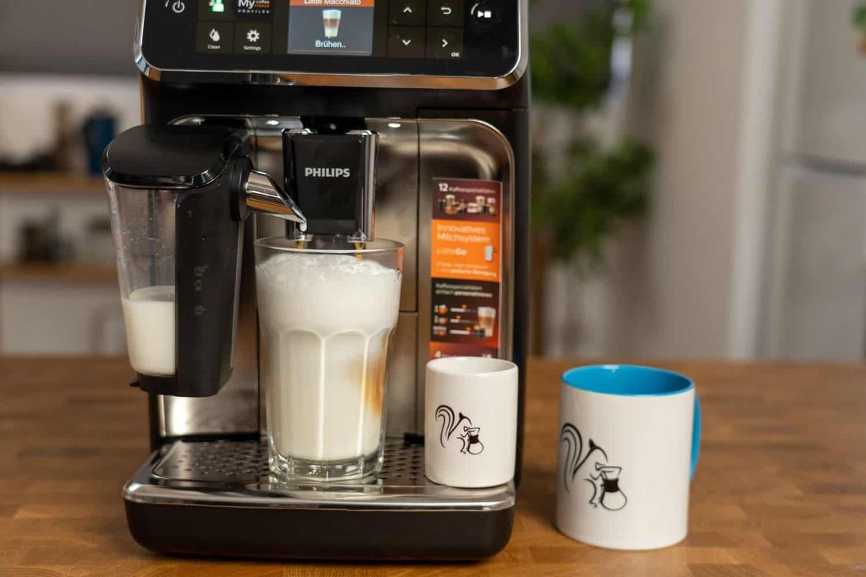 The Philips 5400 LatteGo preparing a latte macchiato.
