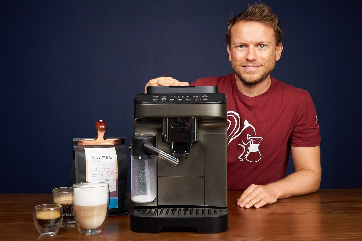 DeLonghi Magnifica Evo Milk ECAM 290.81.TB Arne mit Maschine Getraenke und Kaffee