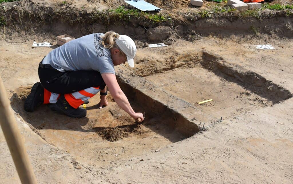 Museumsinspektør Malene Refshauge Beck udgraver kvindegrav på Hindsholm i 2025. Foto Østfyns Museer