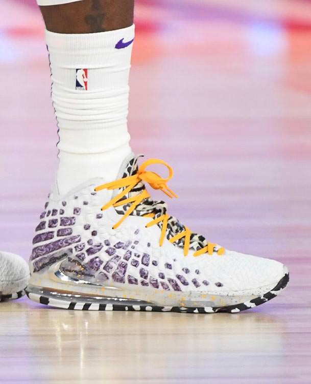 lebron game shoes last night