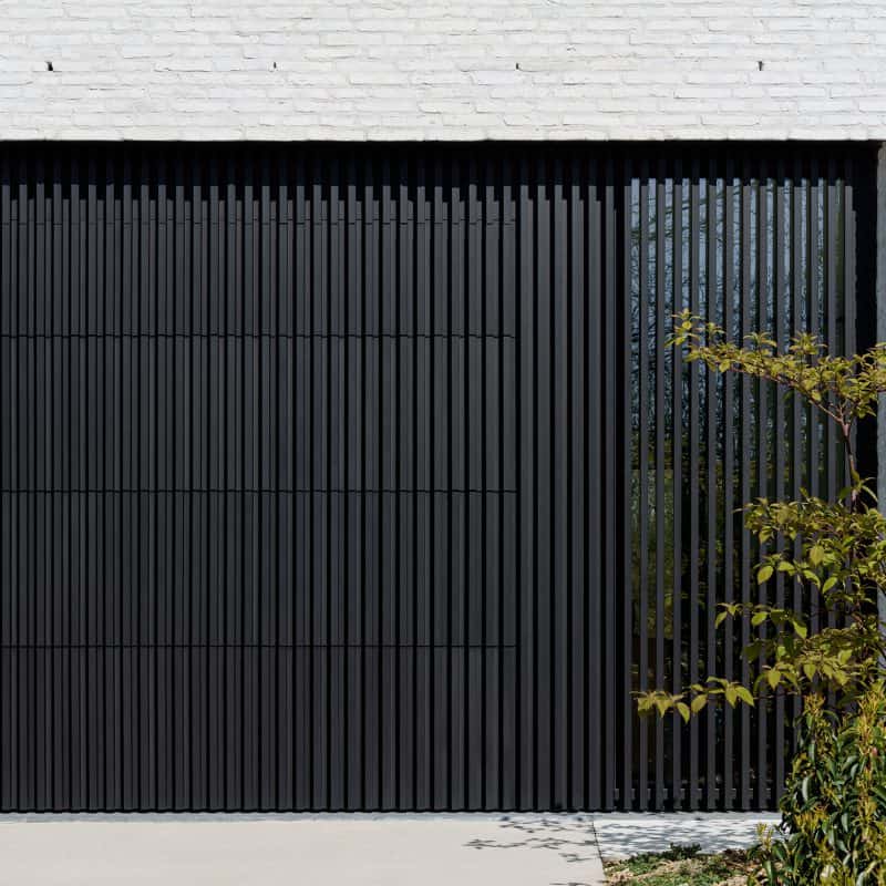 Strakke aluminium gevelbekleding bij moderne woning