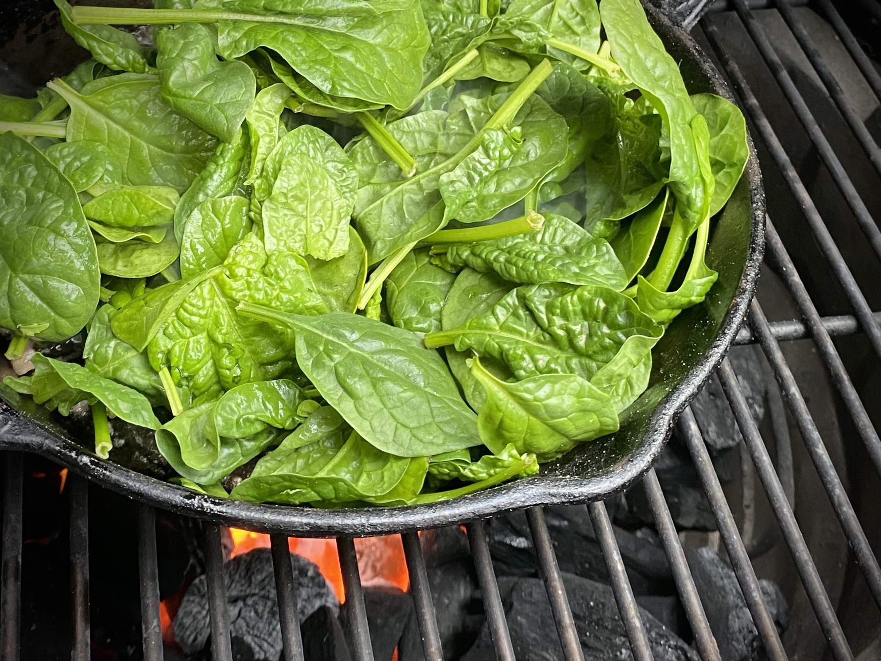 Spinazie-bakken-in-een-gietijzeren-skillet-op-de-kamado-bbq-recept-quiche