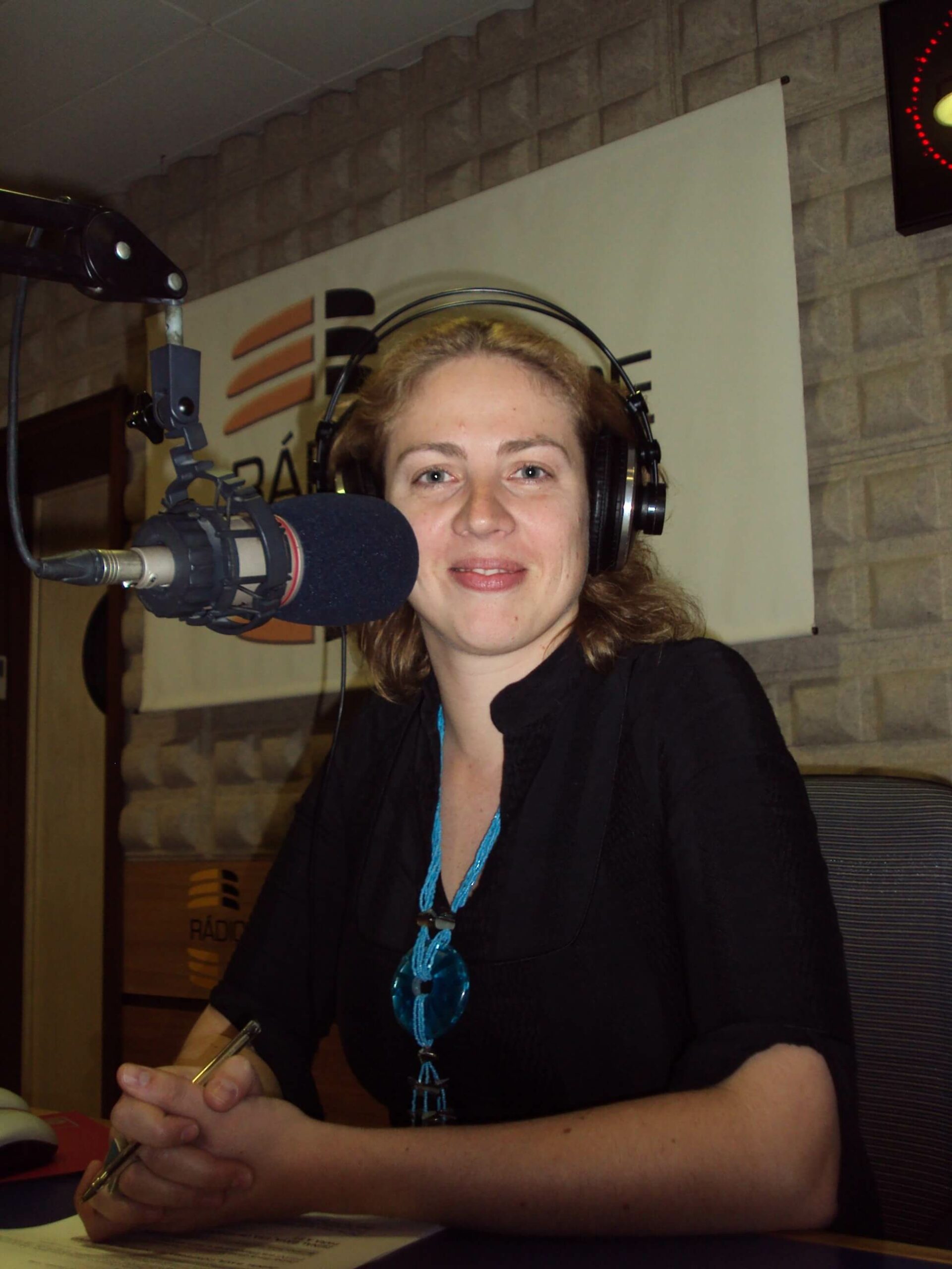 Sofia Frazoa sentada ao microfone a fazer um programa de rádio