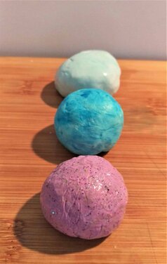 Super Easy DIY Bouncy Balls | Fun and exciting recipe for how to make your own bouncy balls that your kids will love! Great kids craft!