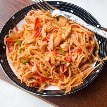 Pakistani noodles served in a plate .