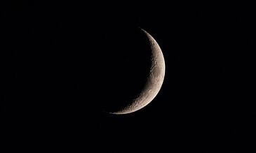 Stunning crescent moon with detailed surface craters, captured in sharp focus against a dark night sky for beautiful celestial photography. A detailed moon crescent captured with sharp focus, showcasing craters and surface textures against a dark night sky, highlighting stunning celestial photography moments.