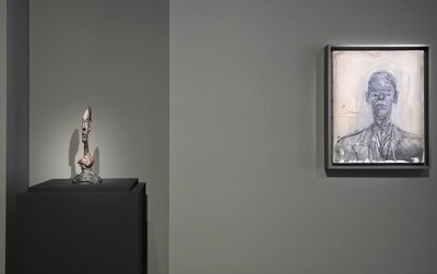 Ausstellung Claire-Obscure & Clouds, Bourse de Commerce, Paris: Alberto Giacometti, "Buste de Diego", 1950 & "Portrait de Pierre Josse", 1950