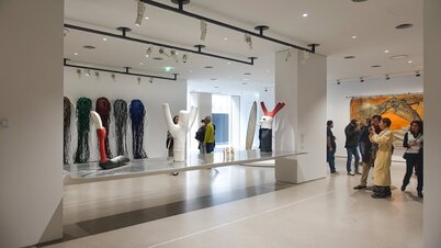 Fondation Cartier in der neuen Location: u.a. Eliane Duarte, "Ribalta", 1999 + Gérard Garouste, "Indienne", 1988