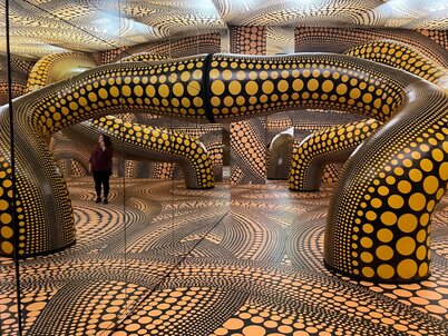 Ausstellung Yayoi Kusama im Stedelijk Museum Amsterdam: Infinity Mirrored Room – 'The Hope of the Polka Dots Buried in Infinity Will Eternally Cover the Universe', 2025. Mixed media
