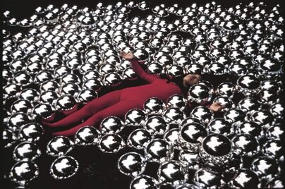 Ausstellung Yayoi Kusama im Stedelijk Museum, Amsterdam: Bildinfo: Yayoi Kusama amid her installation 'Narcissus Garden' at the 33rd Venice Biennale, 1966. Courtesy of Ota Fine Arts and David Zwirner. © YAYOI KUSAMA