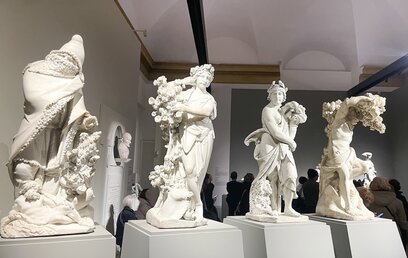 Ausstellung Bernini und die Barberini, im Palazzo Barberini, Rom: Raumaufnahme mit "Die vier Jahreszeiten", 1619-1620 (Privatsammlung)