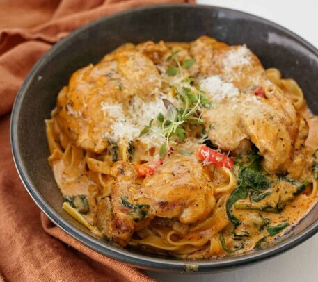 Krämig kycklingpasta med röd pesto och spenat