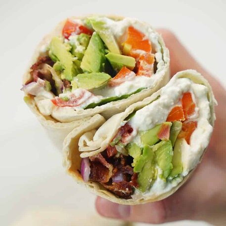 Avokadowrap med fetaoströra, bacon och ugnrostad morot