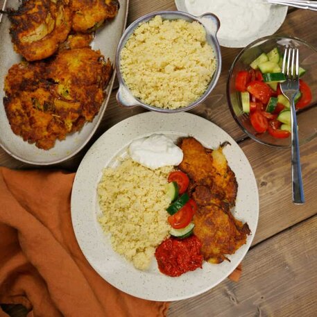 Fritters med potatis, morot och lök med couscous och fetaoströra