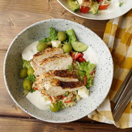 Grekisk sallad med risoni och ugnsbakad kyckling