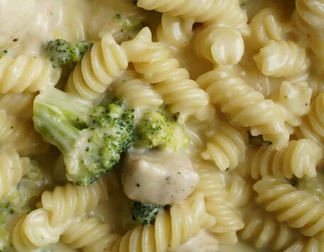 Pasta med kyckling, broccoli och cheddar