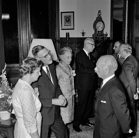 Afbeelding van de afscheidsreceptie van rijksmuntmeester dr. J.W.A. van Hengel - Foto van Hofland, L.H.