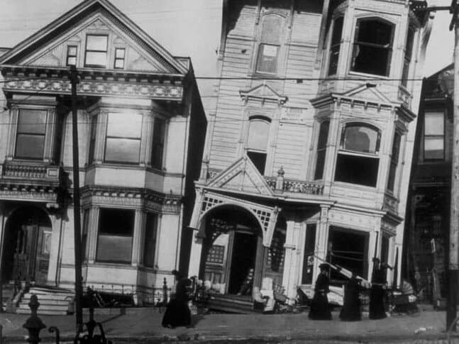 Some tilted houses in black and white after the California 1906 earthquake
