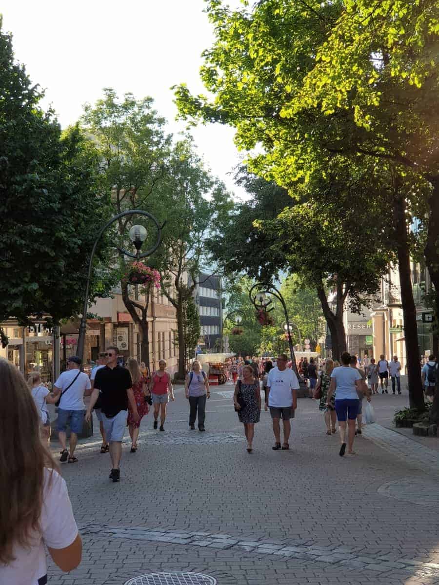 krupowki-street-zakopane-min