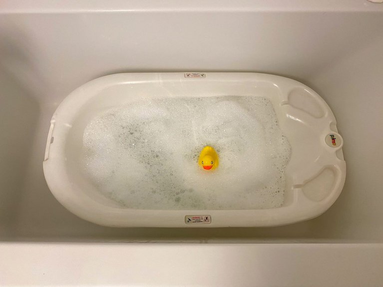 How To Bathe Baby In Big Tub / Baby S First Bath How To Bathe A Newborn - You can put a towel at the bottom of the tub or on the bath seat to make it how big is your baby?