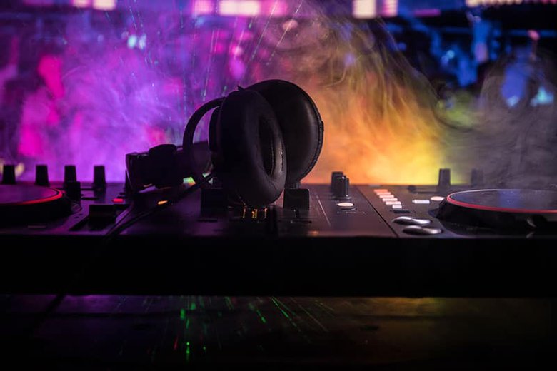 Casque DJ pas cher assis au-dessus de l'équipement DJ