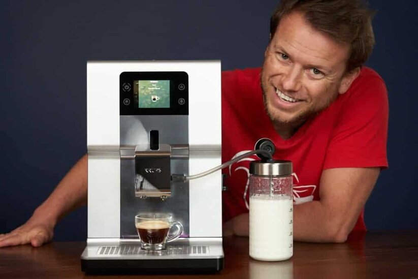 Arne posa emocionado con la cafetera superautomática Krups Intuition Preference