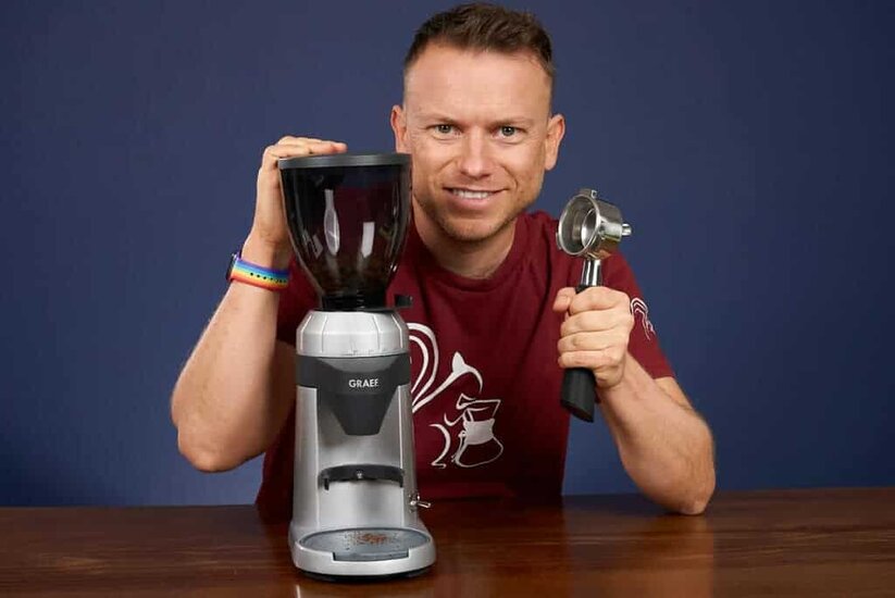 Molinillo de café Graef CM800: Arne posa con un portafiltro en la mano