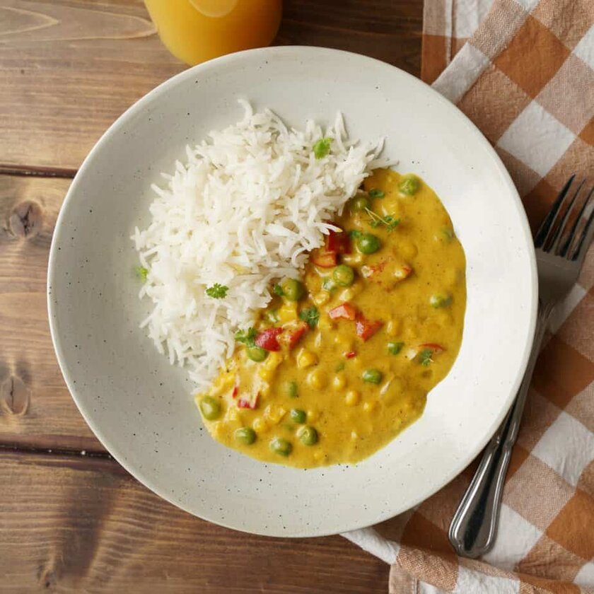 Vegetarisk grönsakscurry med ris