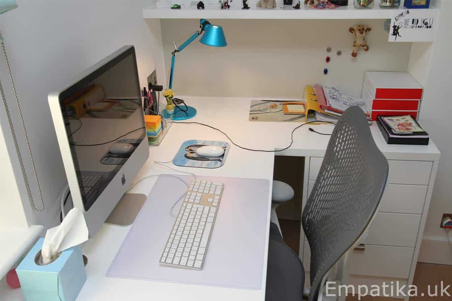 Bespoke-home-office-with-fitted-desk