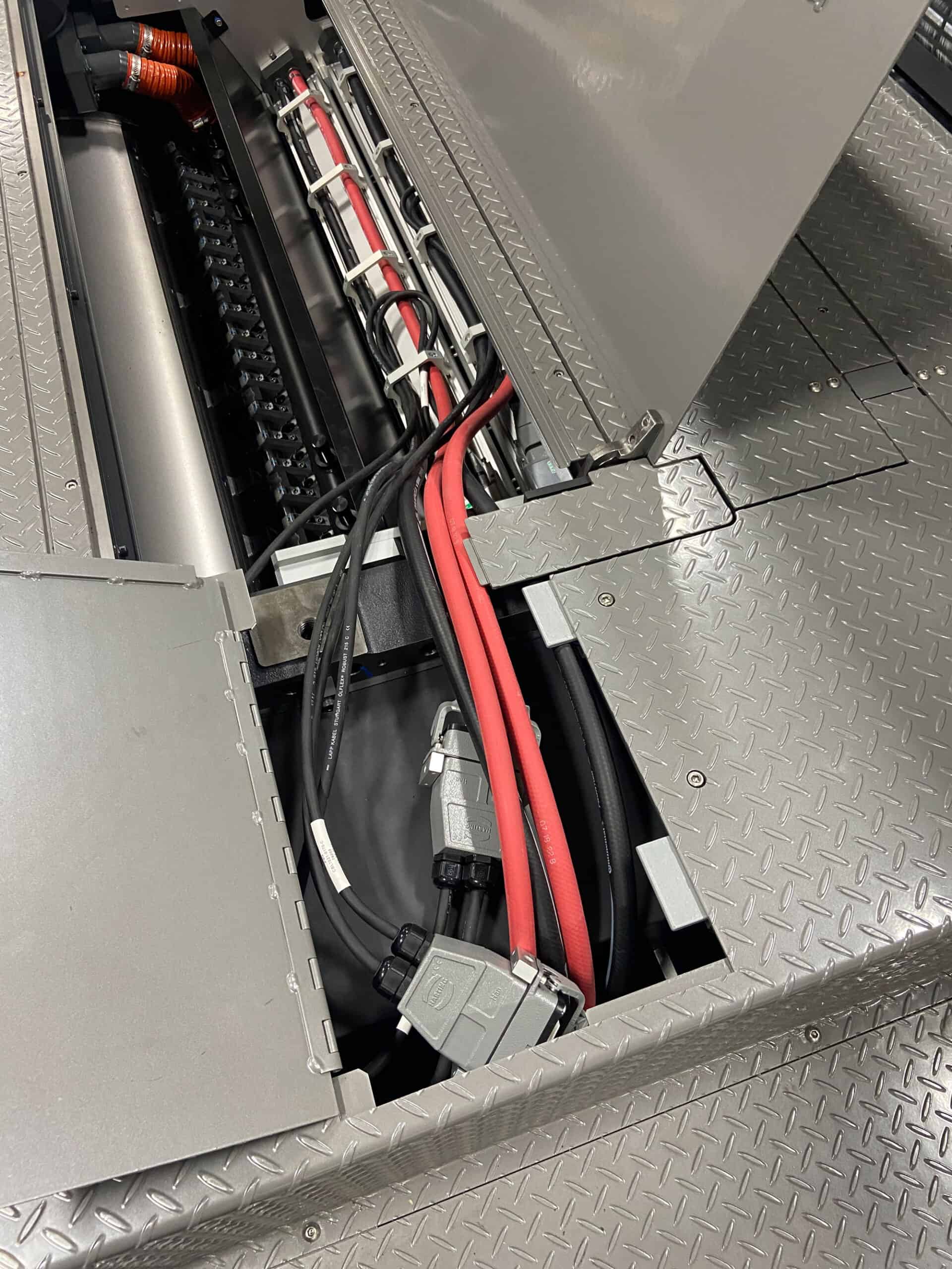 La seconda installazione è avvenuta negli Stati Uniti su una Komori GL40 a 8 colori, questa volta con il sistema di polimerizzazione LED UV ad alta potenza di GEW, LeoLED.