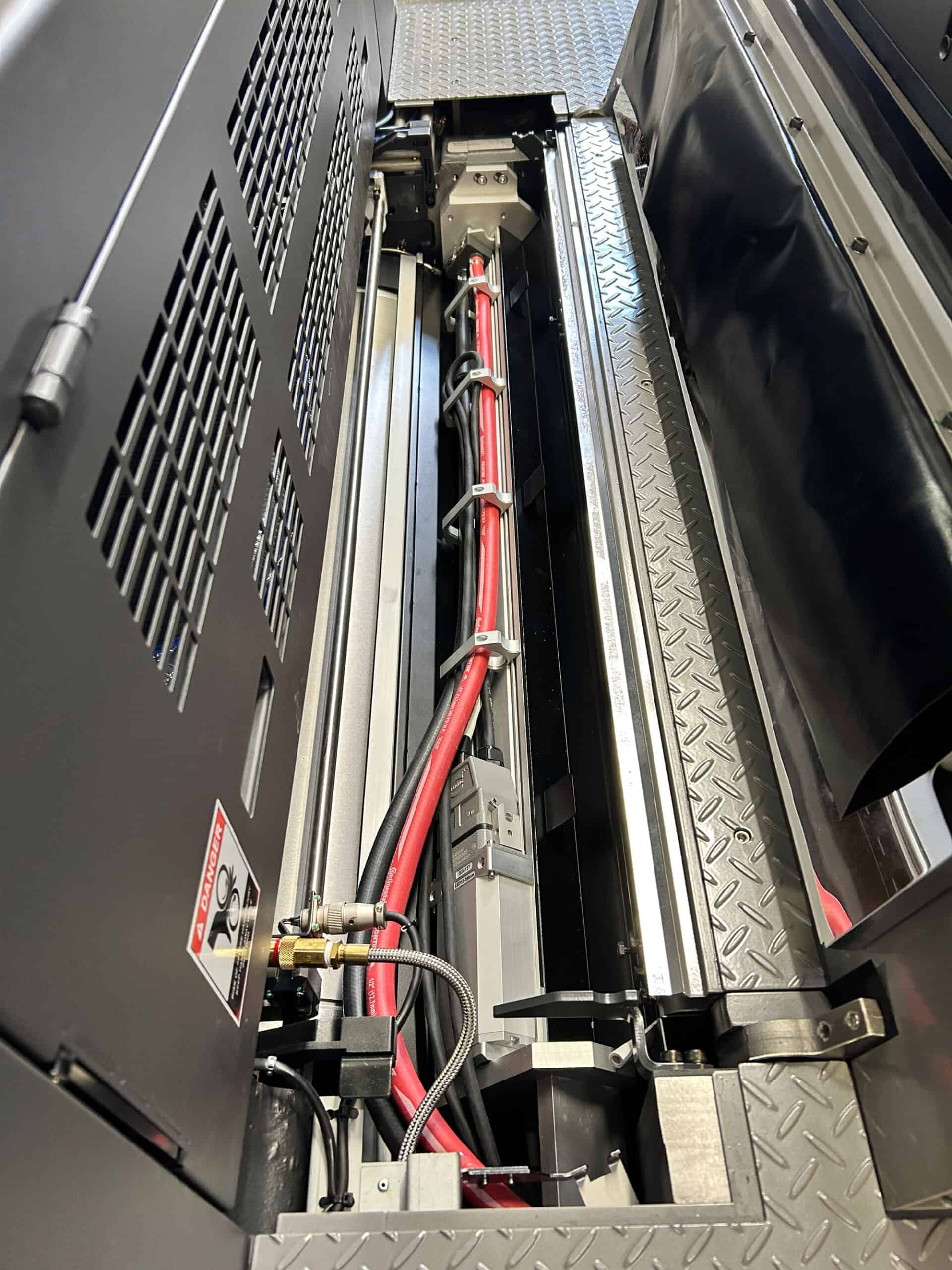 L'installazione qui sotto mostra LeoLED su una macchina Komori GLX40 RP Advance presso un cliente in Canada.