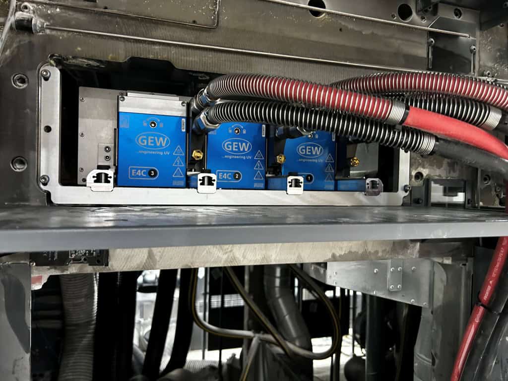 Le immagini mostrano l'installazione di E4C su una Heidelberg CX102.