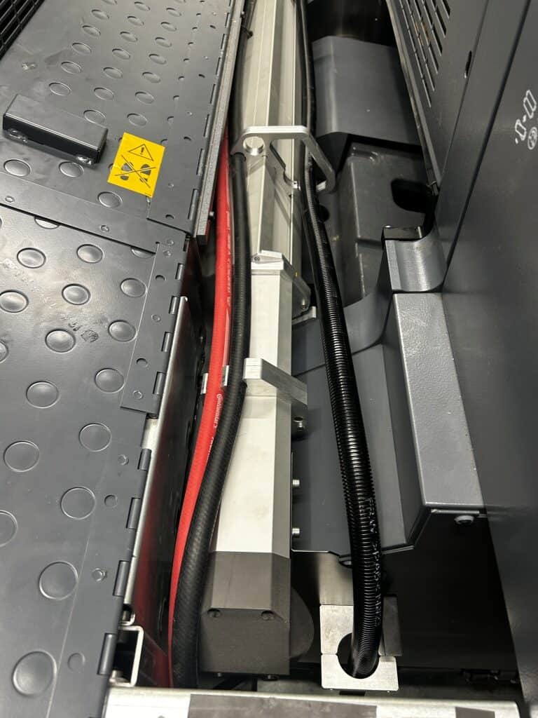 Questo cliente spagnolo ha installato i sistemi di polimerizzazione UV E4C sulla sua Manroland R700.